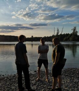 Gespräch beim Loslassen Ritual an der Donau